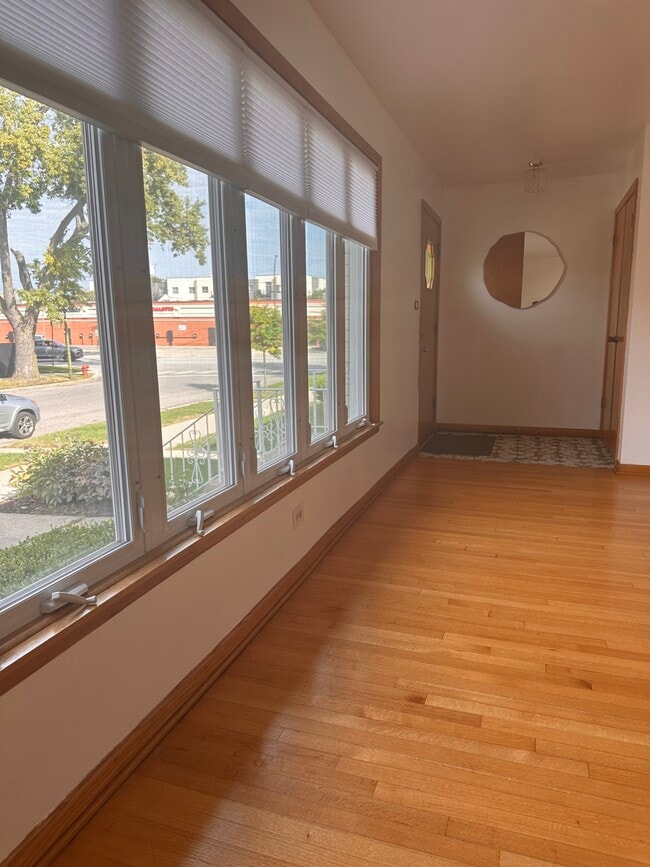 Sala de estar (con puerta principal) - 3935 N Odell Ave