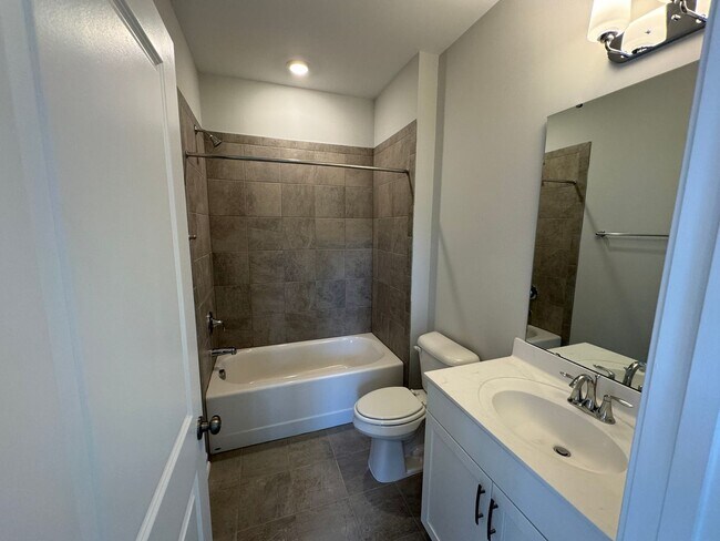 Foto del edificio - LIKE-NEW 4 Bed/4 Bath in N. Raleigh!