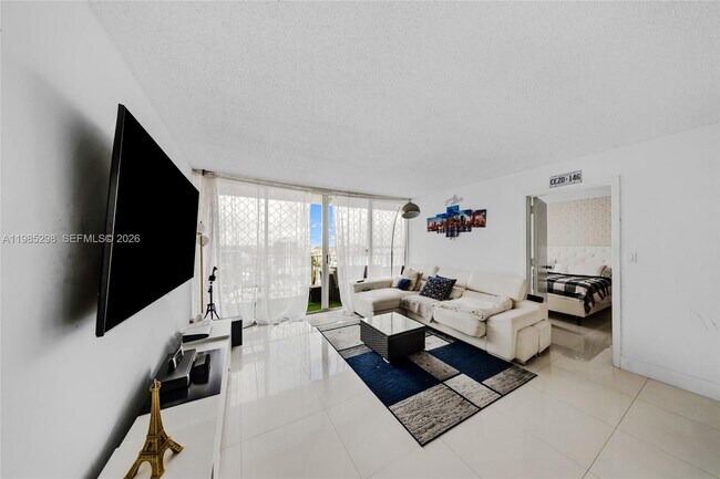 Foto del edificio - 7601 E Treasure Dr