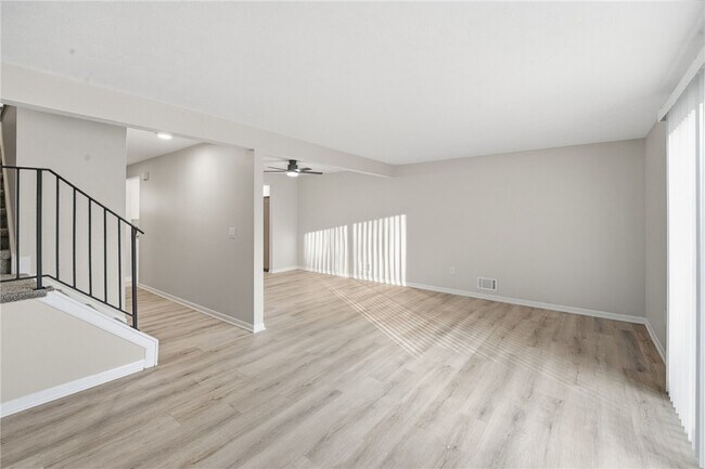 Foto del edificio - 17 Willowick Dr