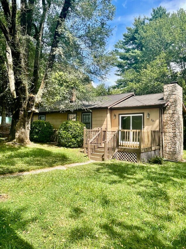 Foto principal - 2 Bed, 1 Bath Home in Arden, $1825