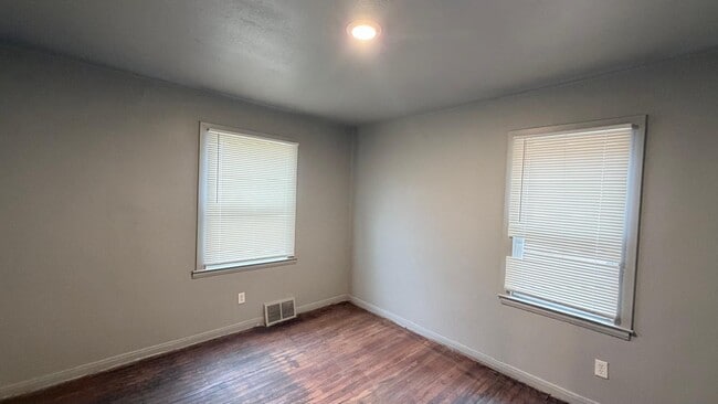 Building Photo - 12007 Lakepointe St