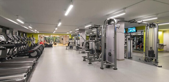 Building Photo - 399 E 34th St