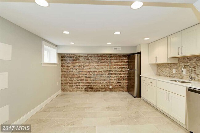 Kitchen - 921 Farragut St NW