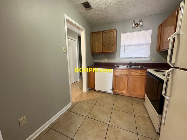 Foto del edificio - 2 Bd, 1 1/2 BA, townhouse in Sherwood.