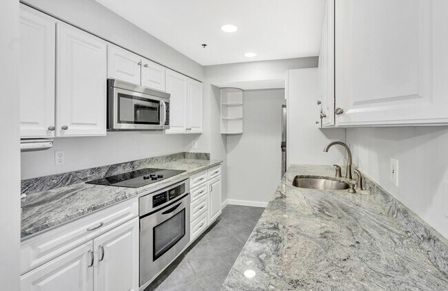 Foto del edificio - Historic Waterfront - Fitness Center - Concierge - Renovated Kitchen