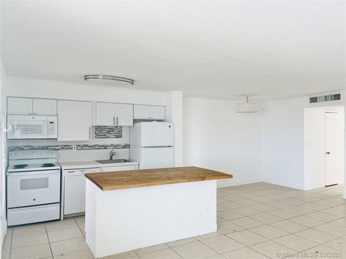 Building Photo - 7133 Bay Dr