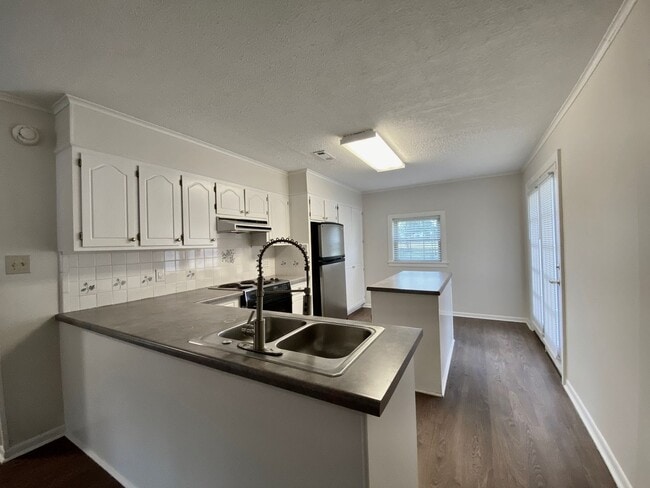 Building Photo - Immaculate 3 Bedroom 1.5 Bath