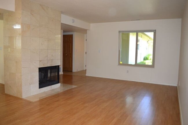 Building Photo - Large 3 bedroom Townhome with Community Po...