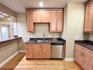 Building Photo - 7410 N Damen Ave