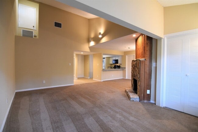 Building Photo - 3br 2ba Gated Community just south of DOWNTOWN ORLANDO!!!