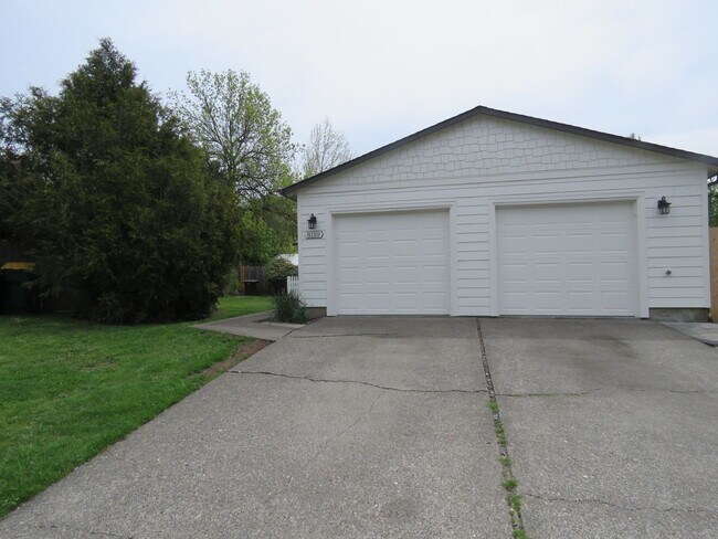 Photo - Remodeled Ranch 3 Bedroom 2 Bath with Larg... House