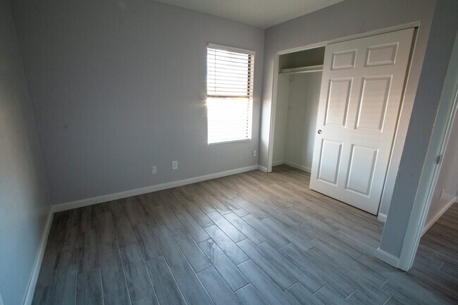 Building Photo - 1125 N Oleander St