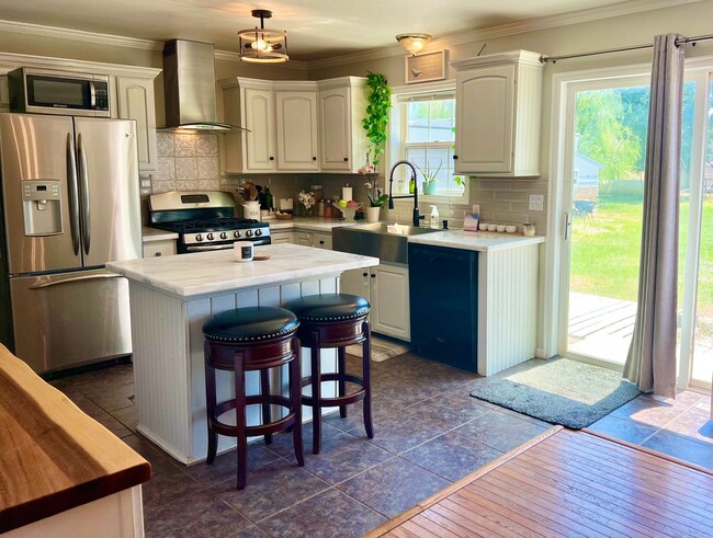 Building Photo - 4 Bed 2.5 Bath Plus Shop