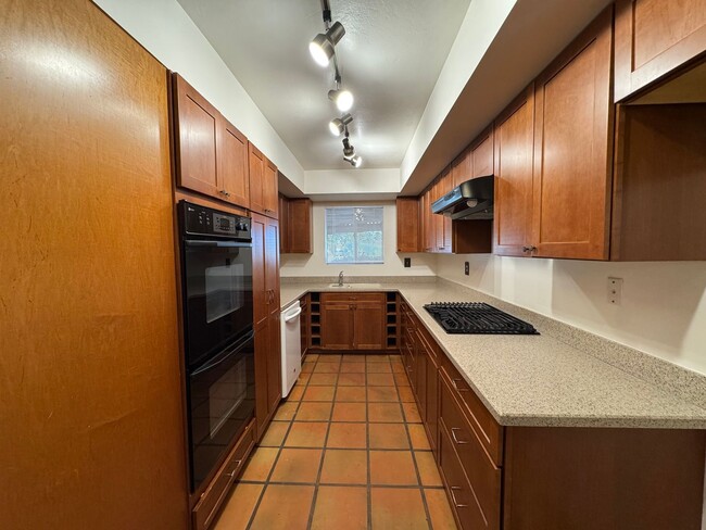 Building Photo - Spacious SW Bakersfield home!