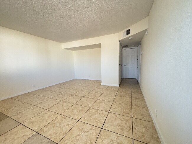 Foto del edificio - Freshly Painted 2-Bed with Full Utilities,...