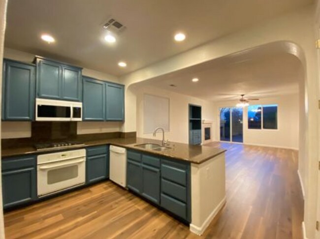 Foto del edificio - Amazing (Natomas) 4/2 Single Story!  Please read ad for viewings.