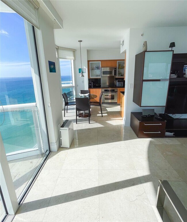 Foto del edificio - 6365 Collins Ave