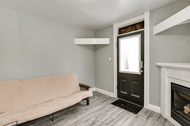 Photo du bâtiment - 1 Bed / 1 Bath Main Floor Apartment for Rent in London, ON: $1,300/month - Utilities Included