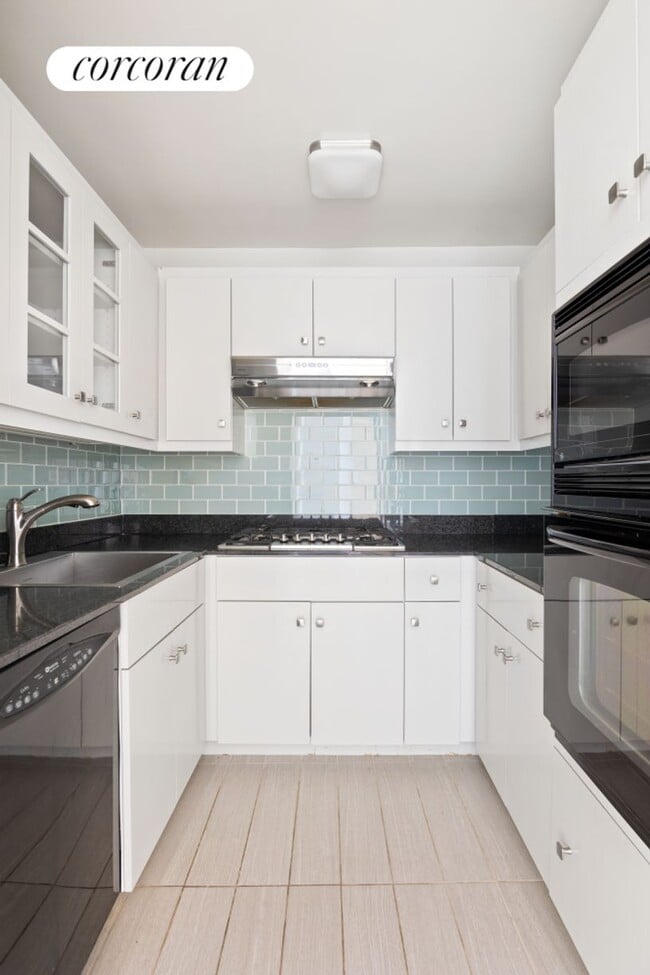 Building Photo - 160 W 66th St