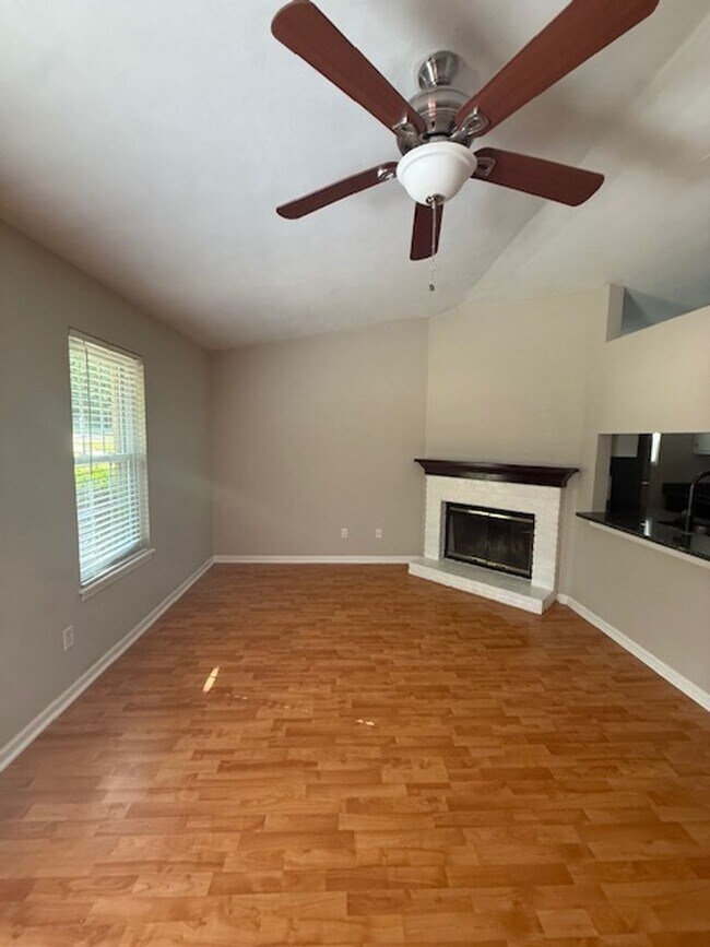 Foto del edificio - 124 Whetherbine Way W