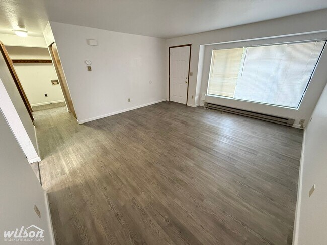 Building Photo - 1206 S Voelker Ave
