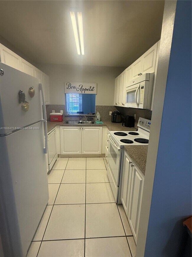 Foto del edificio - 7145 NW 173rd Dr