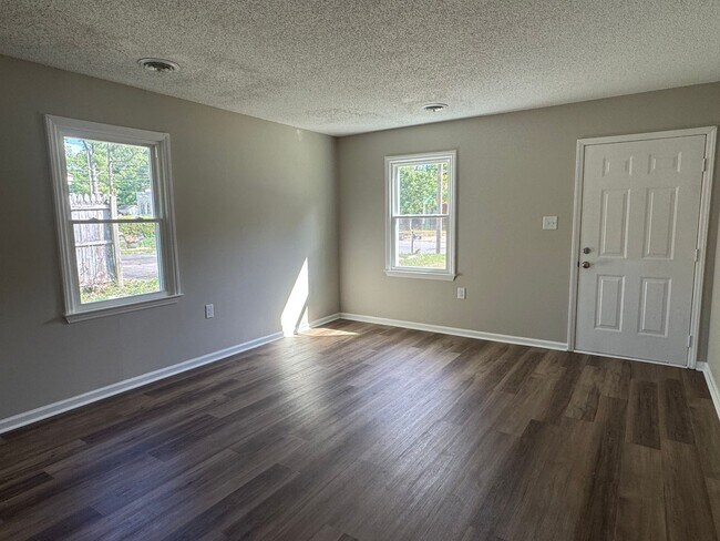 Foto del edificio - 3 Bedroom Brick Ranch Style Home