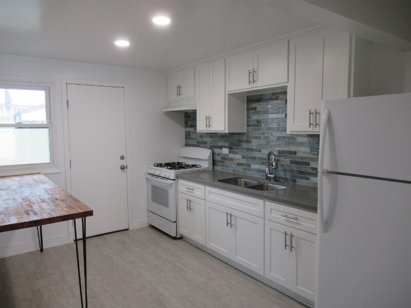 Building Photo - 1042 Bath Ln