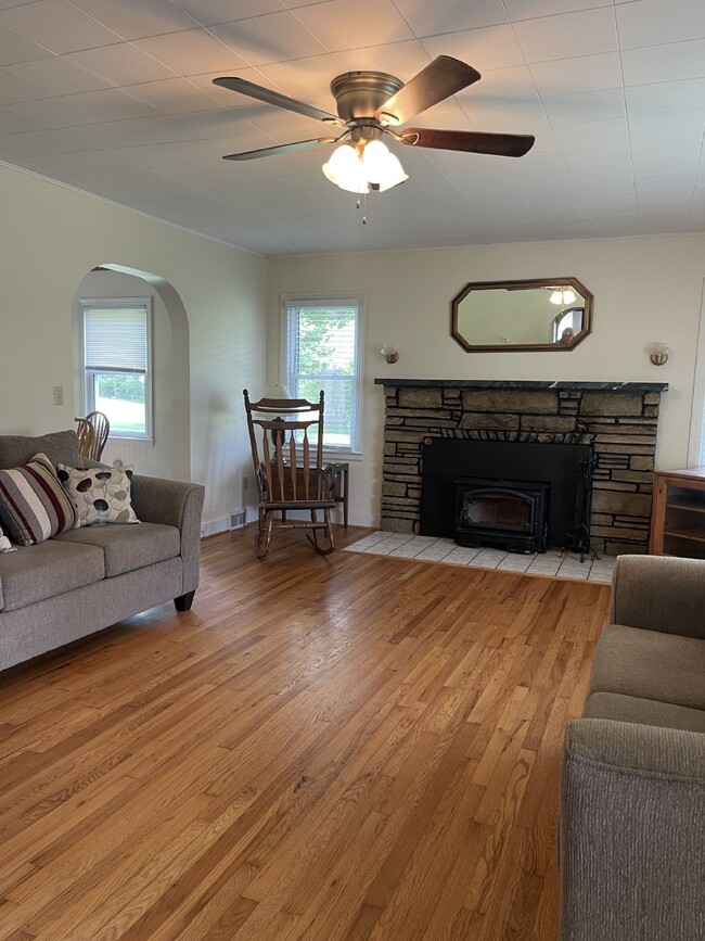 Foto del edificio - 3 bedroom, 2 bath 15 MINUTES  to Asheville...