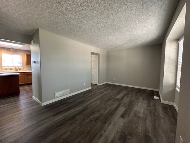 Building Photo - 5 Bedroom In Constitution Hills