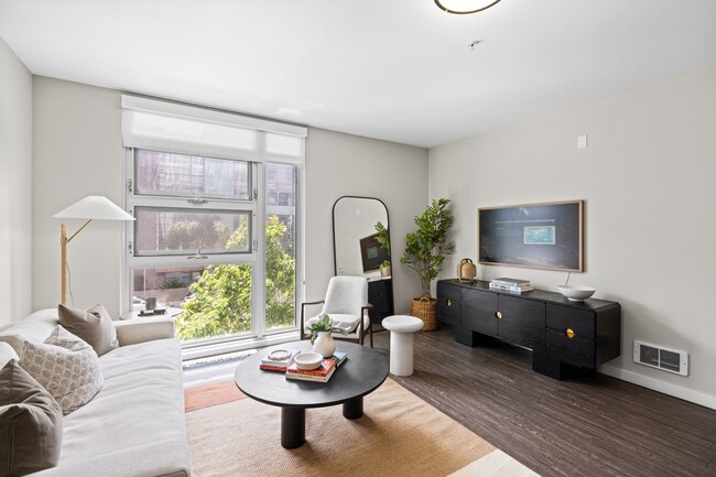 Amplia sala de estar en los apartamentos L Seven en San Francisco, CA 94103 - L Seven