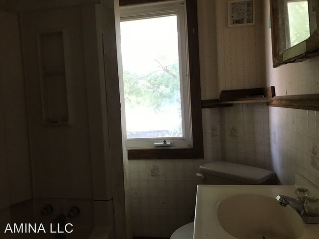 Foto del edificio - 3 br, 1 bath House - 19 Dix St.
