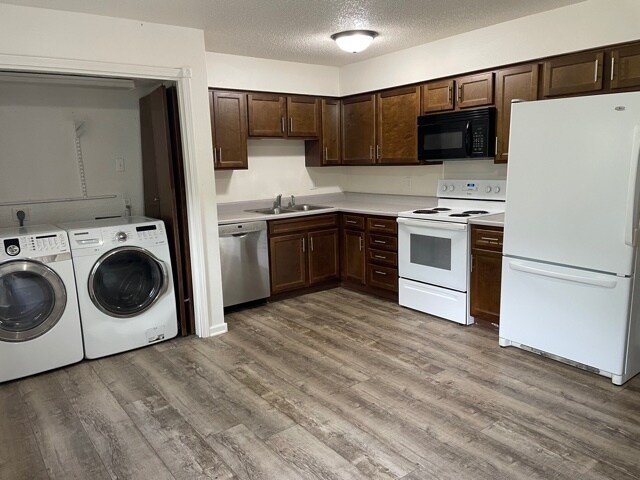 Kitchen - 4200 Enden Ln