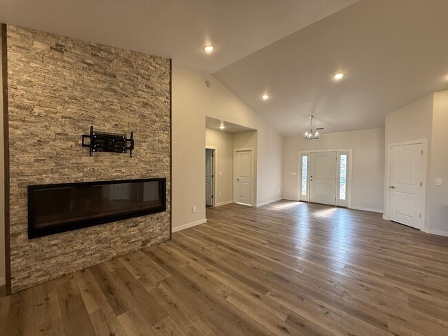 Building Photo - 4 Bedroom Home - Stonebridge Farms