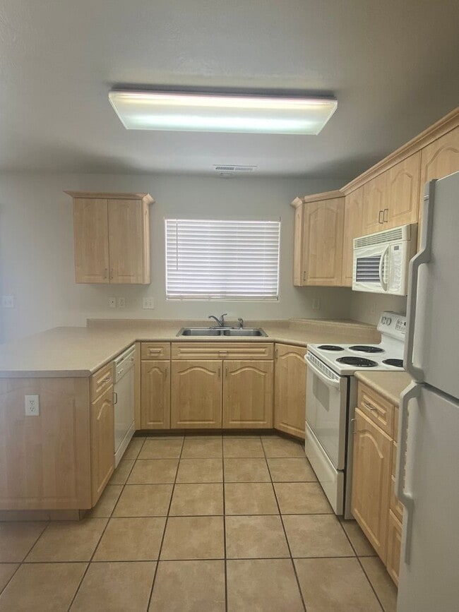 Building Photo - Woodbridge #48!! 3 Bed 2.5 Bath Home!