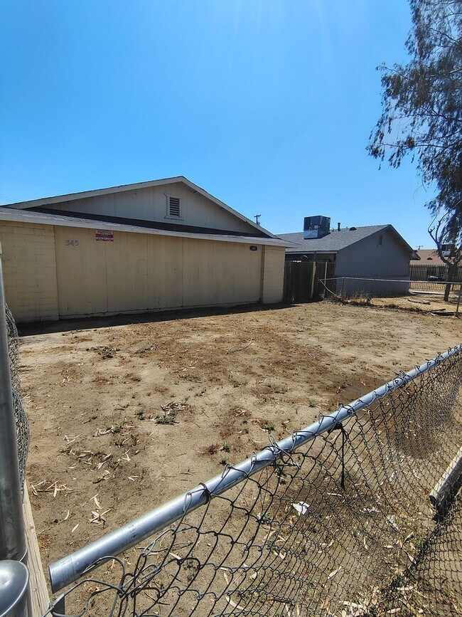 Foto del edificio - 2 Bed / 1 Bath – Gated Unit with Private Patio | Bakersfield