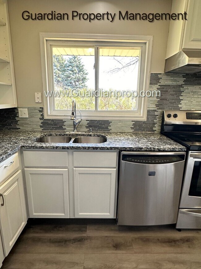 Foto del edificio - Champlin Single Family Home, Large Fenced Yard, Deck, 2 Car Garage,  Video Tour