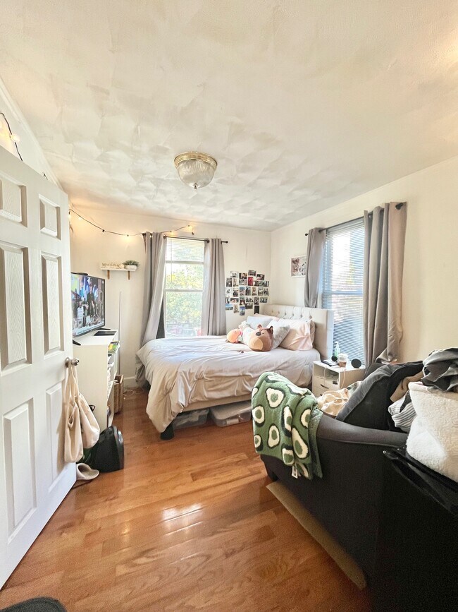 Building Photo - 205 Hillside St