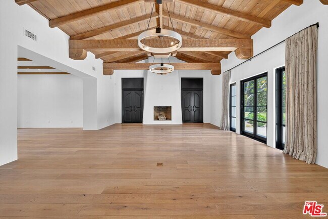 Building Photo - 729 N Bedford Dr