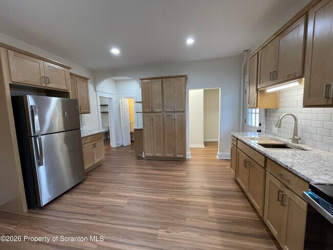 Building Photo - 1064 Lincoln St