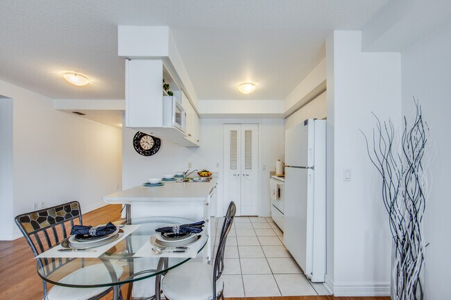 Photo du bâtiment - Two Bedroom Townhouse-style apartment in Toronto's Leaside