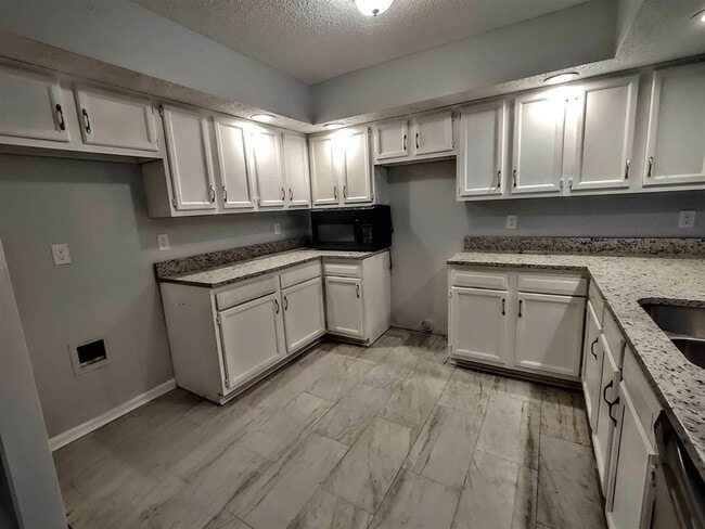 Building Photo - 3905 Glencoe Dr