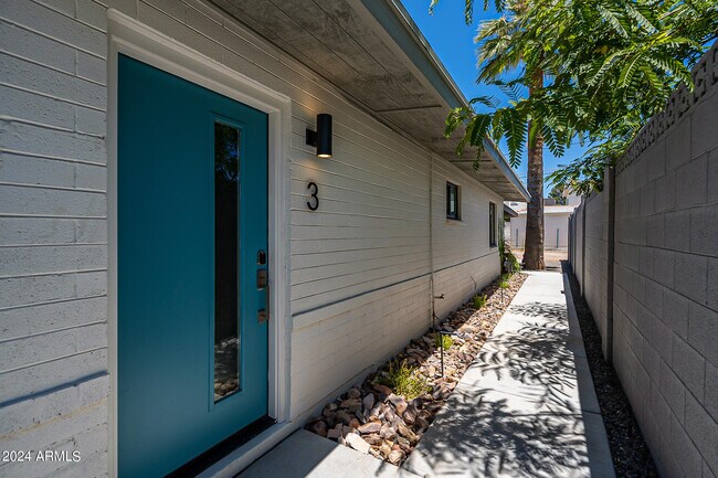 Building Photo - 6227 N 13th Pl