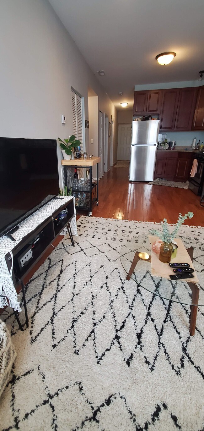 living room / kitchen - 1908 W 21st Pl