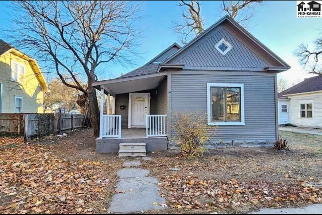 Building Photo - 713 E 6th Ave