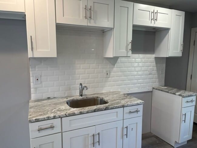 Building Photo - Spacious 2 Bedroom Home