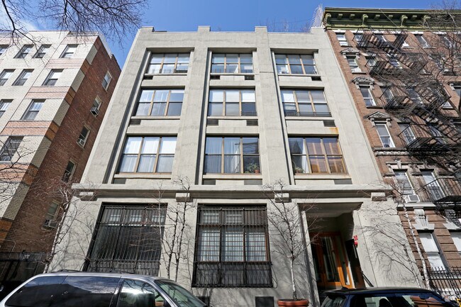 Building Photo - 69 Bank St