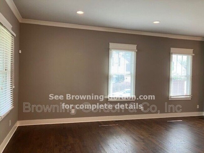 Building Photo - 1305 Villa Pl