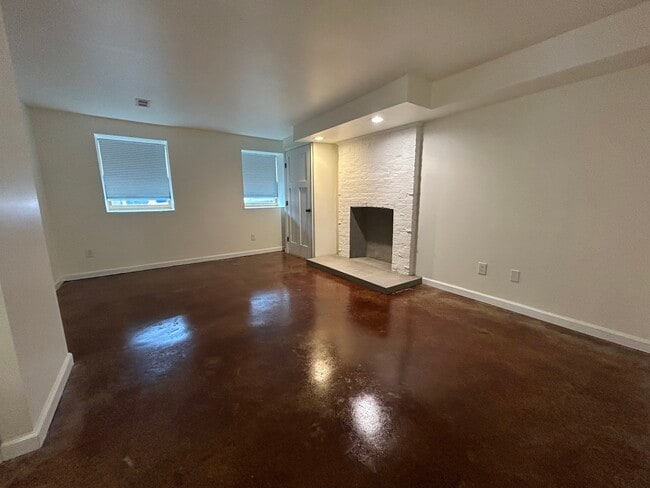 Building Photo - 1 Ten Broeck St